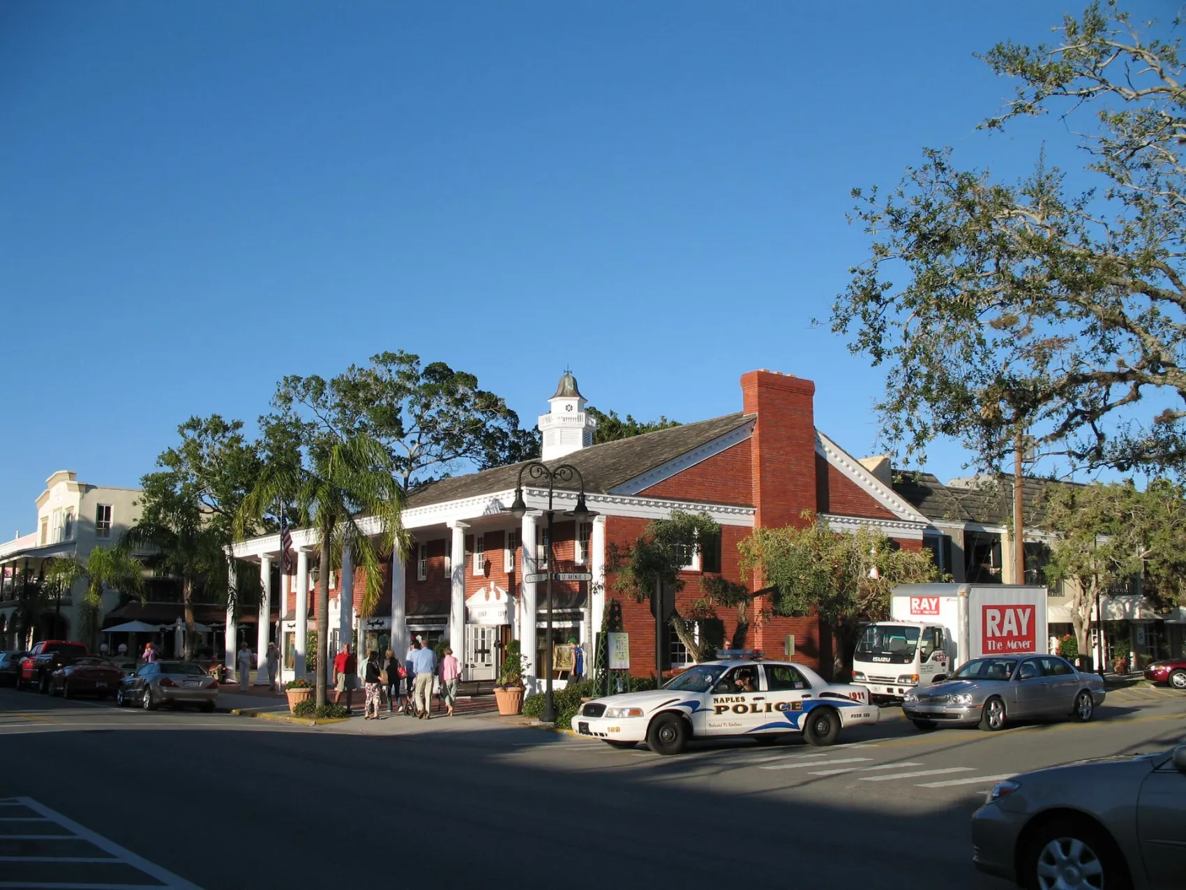Shops and diners along Third Street South in Old Naples